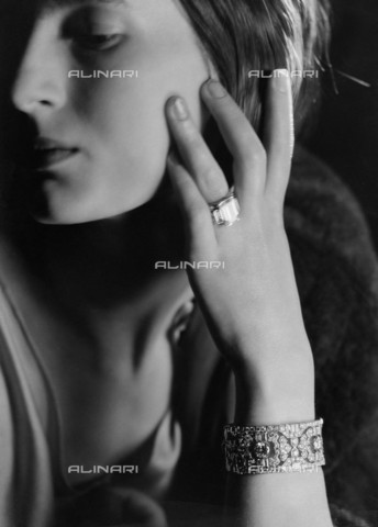 RVA-S-070615-0033 - Mauboussin jewelry advertising: Ms. Vigneau (Renée Albisser) wears a Mauboussin ring and bracelet, a photograph stored in the Bibliothèque historique de la Ville de Paris - Date of photography: 1929 - André Vigneau/ BHVP / Roger-Viollet/Alinari
