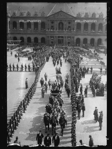 RVA-S-071766-0009 - World War One. Funeral of Joseph Gallieni (1849-1916), French General. Procession leaving the Invalides. Paris, on June 1st, 1916. Photograph published in the newspaper "Excelsior", on June 2nd, 1916. - Data dello scatto: 01/06/1916 - Ede / Excelsior â L'Equipe / Roger-Viollet/Alinari