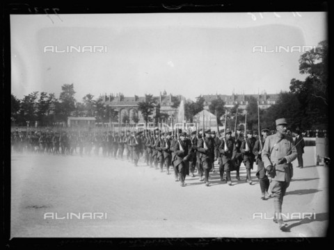 RVA-S-071766-0010 - World War One. Army training companies arriving at the Tuileries park for the parade. Paris (Ist arrondissement), on May 21, 1916. Photograph published in the newspaper "Excelsior", on May 22, 1916. - Data dello scatto: 21/05/1916 - Ede et Piston / Excelsior â L'Equipe / Roger-Viollet/Alinari
