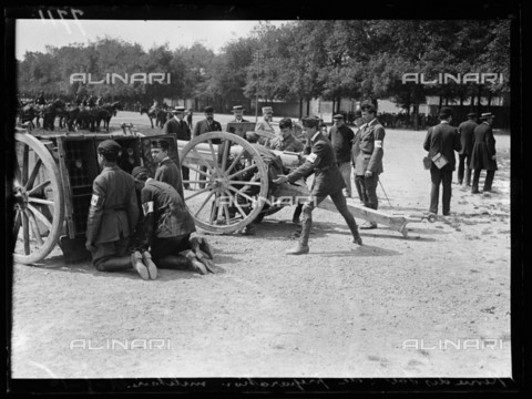 RVA-S-071766-0011 - World War One. Parade of the army training companies. Recruits manoeuvring a 75mm field gun. Vincennces (France), on May 21, 1916. Photograph published in the newspaper "Excelsior", on May 22, 1916. - Data dello scatto: 21/05/1916 - Ede et Piston / Excelsior â L'Equipe / Roger-Viollet/Alinari