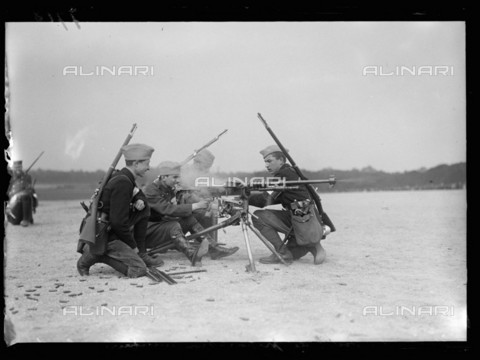 RVA-S-071772-0025 - World War One. Parade of the army training companies. Young soldiers learning how to use a machine gun. Paris (XIIth arrondissement), on May 21, 1916. - Data dello scatto: 21/05/1916 - Ede et Piston / Excelsior â L'Equipe / Roger-Viollet/Alinari