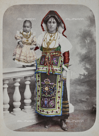 TCA-F-00955V-0000 - Portrait of a woman with baby in typical Baranello costume. The woman is Amelia Trombetta. - Date of photography: 1910-1915 - Alinari Archives, Florence
