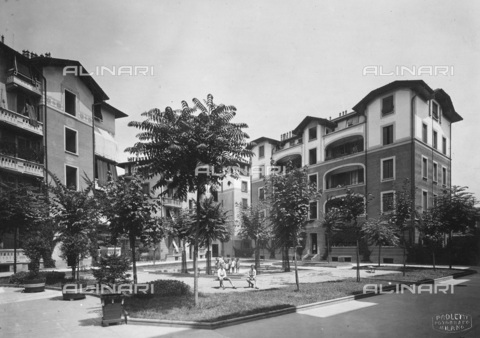 TCC-F-003800-0000 - Public housing in Milan - Date of photography: 1920 ca. - Touring Club Italiano/Alinari Archives Management
