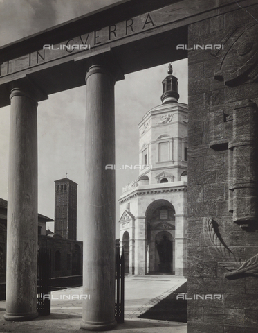 TCC-F-008774-0000 - Bell tower of Sain'Ambrogio against the background of the Monument to Fallen Soldiers (or Temple of Victory) in Milan - Date of photography: 1946-1950 ca. - Touring Club Italiano/Alinari Archives Management