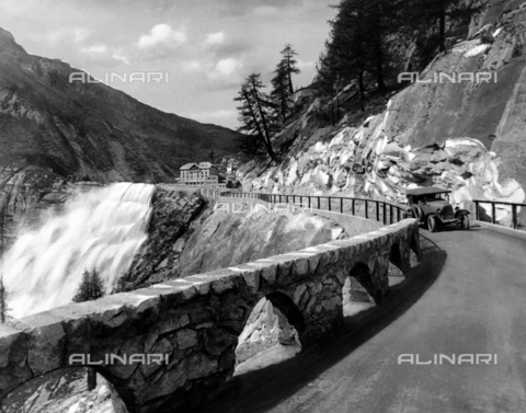 TCI-F-A05403-0000 - Scenic street on the falls of Toce, Novarese - Date of photography: 1930 ca. - Touring Club Italiano/Alinari Archives Management