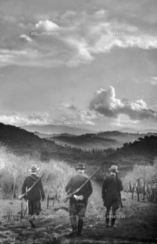 TCI-S-000247-AR10 - Hunters setting off for their posts, at Passo della Futa - Date of photography: 1950 ca. - Touring Club Italiano/Alinari Archives Management