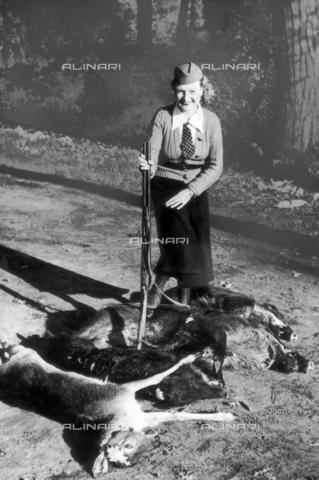 TCI-S-000253-AR10 - Wild boar hunt: Huntress with a killed deer and several killed boars at Migliarino Pisano - Date of photography: 1940 ca. - Touring Club Italiano/Alinari Archives Management