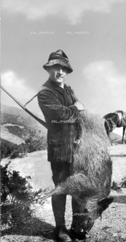 TCI-S-000258-AR10 - Wild boar hunt: a boar killed in Sardinia - Date of photography: 1940 ca. - Touring Club Italiano/Alinari Archives Management