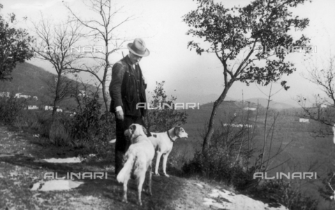 TCI-S-000281-AR10 - Pause in the hunt. Hunter with dogs - Date of photography: 1940 ca. - Touring Club Italiano/Alinari Archives Management