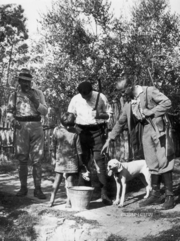 TCI-S-000295-AR10 - Break during hunting, hunters with dogs - Date of photography: 1940 ca. - Touring Club Italiano/Alinari Archives Management