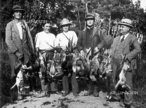 TCI-S-000297-AR10 - Pheasant hunt: examples of colchico pheasants - Date of photography: 1940 ca. - Touring Club Italiano/Alinari Archives Management