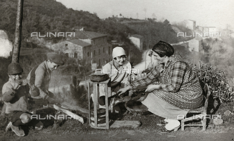TCI-S-000398-AR09 - Preparing sweets with chestnut flour - Date of photography: 1931-1932 - Touring Club Italiano/Alinari Archives Management