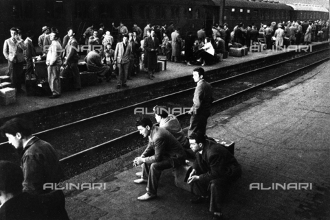 TCI-S-000498-AR09 - Stazione ferroviaria svizzera: gli emigrati italiani tornano a casa per le feste pasquali - Data dello scatto: 1964-1965 - Touring Club Italiano/Gestione Archivi Alinari