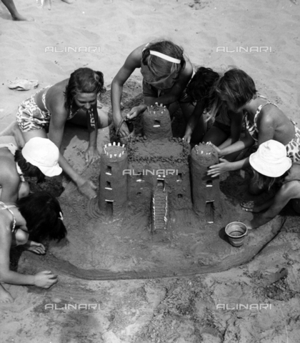 TCI-S-000883-AR09 - Children building a sand castle - Date of photography: 1963-1964 - Touring Club Italiano/Alinari Archives Management