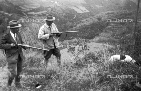 TCI-S-002407-AR10 - Hunting: Partridge hunters standing still, waiting - Date of photography: 1950 ca. - Touring Club Italiano/Alinari Archives Management