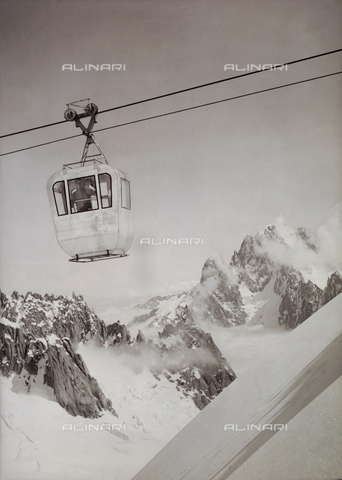 TCI-S-011969-AR03 - Monte Bianco cablecar - Date of photography: 1957 - Touring Club Italiano/Alinari Archives Management