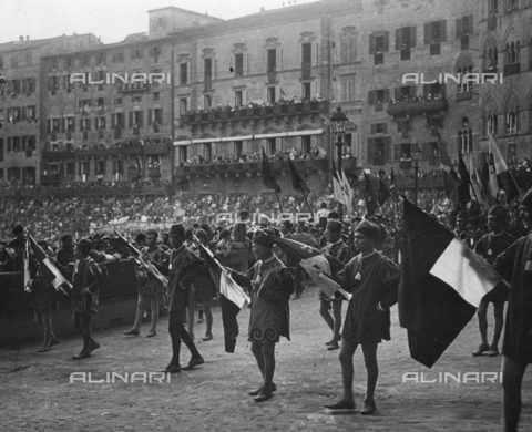TCL-F-007776-0000 - Procession of flagbearers of the Sienese 'contrade' in historical costumes - Date of photography: 1930 ca. - Touring Club Italiano/Alinari Archives Management