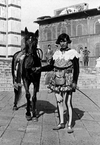 TCL-F-007779-0000 - Portrait in historical costume of the jockey of the Sienese 'contrada' of the Tartuca - Date of photography: 1930 ca. - Touring Club Italiano/Alinari Archives Management