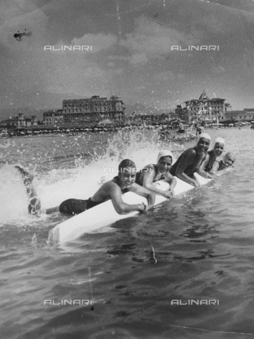 TCL-F-008175-0000 - Group of young swimmers off the coast of Viareggio - Date of photography: 1930 ca. - Touring Club Italiano/Alinari Archives Management