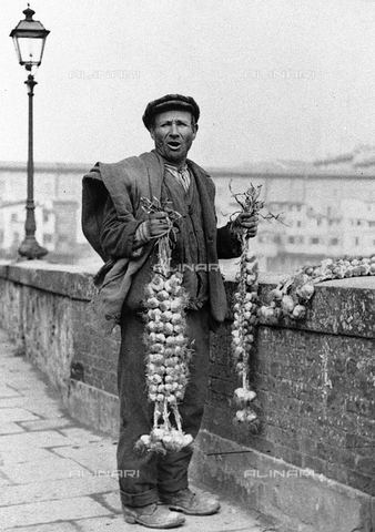 TCL-F-008601-0000 - Old garlic vender on the Lungarni in Florence - Date of photography: 1930 ca. - Touring Club Italiano/Alinari Archives Management