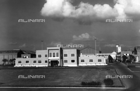 TCM-F-005770-0000 - Edificio della Direzione di Cinecittà - © Touring Club Italiano / Archivi Alinari