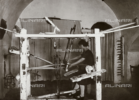 TCS-F-001796-0000 - Loom for weaving nappy fabric in Massafra - Date of photography: 1940 ca. - Touring Club Italiano/Alinari Archives Management