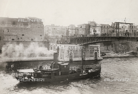 TCS-F-002576-0000 - Boat in a canal near the port of Taranto - Date of photography: 1940 ca. - Touring Club Italiano/Alinari Archives Management