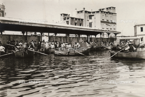 TCS-F-002655-0000 - Arrival of fishing boats at the fishmonger's in Piazza Fontana in Taranto - Date of photography: 1940 ca. - Touring Club Italiano/Alinari Archives Management