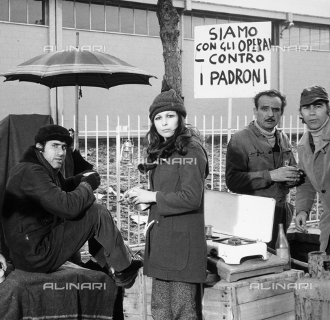 TEA-S-000143-0005 - Scena di un film in cui gli attori Dominique Boschero e Lando Buzzanca interpretano degli operai in protesta - Data dello scatto: 1960-1970 - Archivi Alinari, Firenze