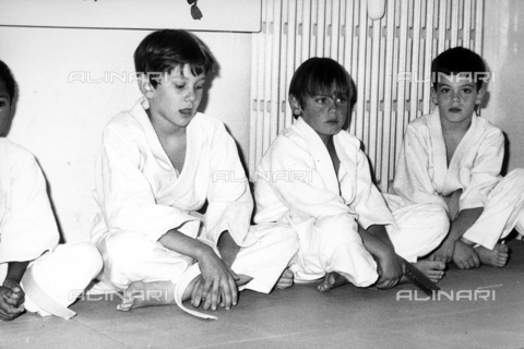 TEA-S-000971-0006 - Sean Ferrer, son of the actress Audrey Hepburn, with other children dressed in clothes for practicing martial arts at a gym - Date of photography: 1970 ca - Alinari Archives, Florence