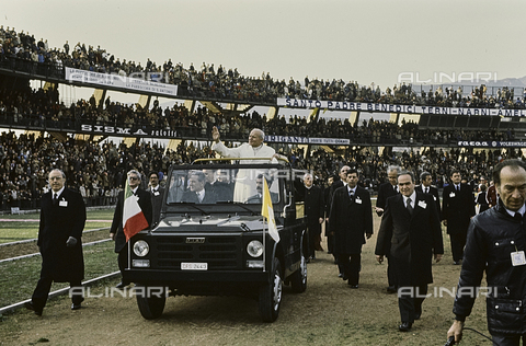 TEA-S-145019-B011 - Pope John Paul II (Karol Wojtyla 1920-2005) in the jeep during a visit to the stadium of Terni - Date of photography: 1980-1990 - Alinari Archives, Florence