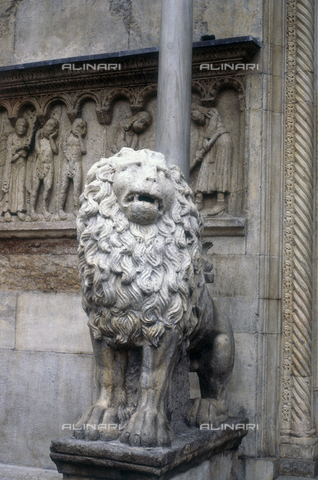 TEA-S-350302-B027 - The stiloforo lion in Major Portal of the Cathedral of Modena - Date of photography: 1990-2000 - Alinari Archives, Florence