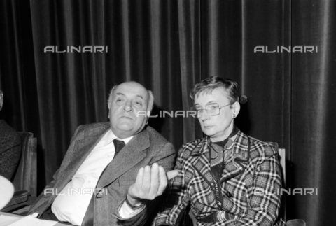 TEA-S-450145-A022 - Altiero Spinelli (1907-1986) e Carla Ravaioli (1923-2014) alla Conferenza stampa della Sinistra indipendente - Data dello scatto: 05/1979 - Archivi Alinari, Firenze