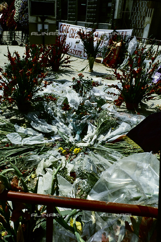 TEA-S-532026-B021 - Bologna massacre of 08.02.1980: bunches of flowers in the train station - Date of photography: 08/1980 - Alinari Archives, Florence