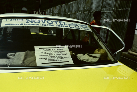 TEA-S-532026-B027 - Bologna massacre of 08.02.1980: Taxi Bologna who bears an inscription of condolence to the victims of the attack in the train station - Date of photography: 08/1980 - Alinari Archives, Florence