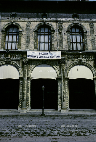 TEA-S-532026-B028 - Bologna massacre of 08.02.1980: banner on the facade of a building in Bologna against the attack in the train station - Date of photography: 08/1980 - Alinari Archives, Florence