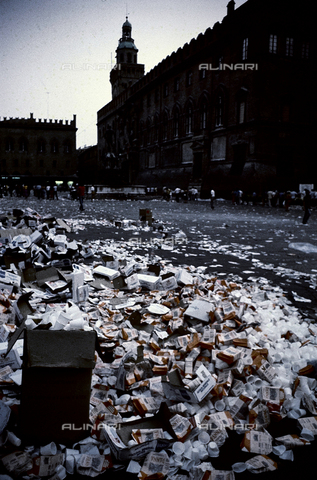 TEA-S-532026-B038 - Bologna massacre of 08.02.1980: Piazza Maggiore in Bologna after a demonstration against the bombing in the train station - Date of photography: 08/1980 - Alinari Archives, Florence