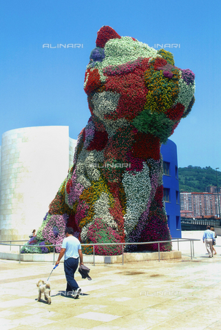 TOP-F-701301-0000 - Fotografia di Ray Roberts, 'Puppy' scultura di fiori su anima di acciaio e terra di Jeff Koons (1955),  Museo Guggenheim, Bilbao, Spagna, 1992 - Data dello scatto: 1992-2006 - 2003/Ray Roberts / TopFoto / Archivi Alinari