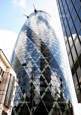 TOP-S-000108-1157 - Swiss-Re Building, (30 St Mary Axe), "The Gherkin", by Norman Foster and Ken Shuttleworth, London - Date of photography: 06/2007 - Matt Miller / TopFoto / Alinari Archives