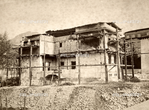 UAQ-F-001224-0000 - Construction of a house. Two builders working are visible on the scaffolding - Date of photography: 1890 ca. - Alinari Archives, Florence