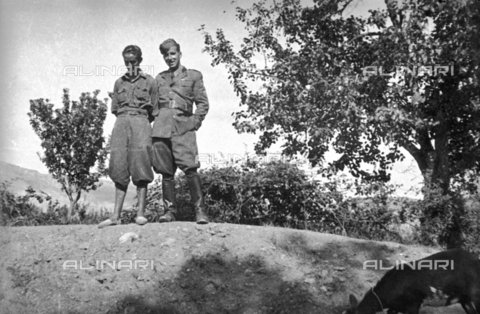 UAQ-S-000061-0064 - Spanish Civil War 1936-1939: Soldiers next to fruit trees - Date of photography: 1937-1939 - Alinari Archives, Florence