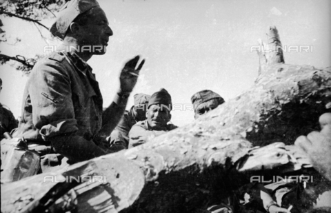 UAQ-S-000061-0068 - Spanish Civil War 1936-1939: Soldiers who talk - Date of photography: 1937-1939 - Alinari Archives, Florence