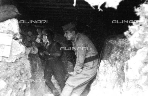 UAQ-S-000061-0072 - Spanish Civil War 1936-1939: Two soldiers in a fortified post - Date of photography: 1937-1939 - Alinari Archives, Florence