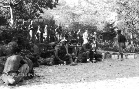 UAQ-S-000061-0075 - Spanish Civil War 1936-1939: Soldiers during a stop - Date of photography: 1937-1939 - Alinari Archives, Florence