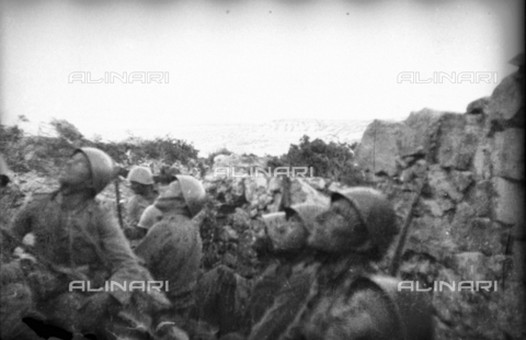 UAQ-S-000061-0086 - Spanish Civil War 1936-1939: Italian soldiers in a trench while scan the sky - Date of photography: 1937-1939 - Alinari Archives, Florence