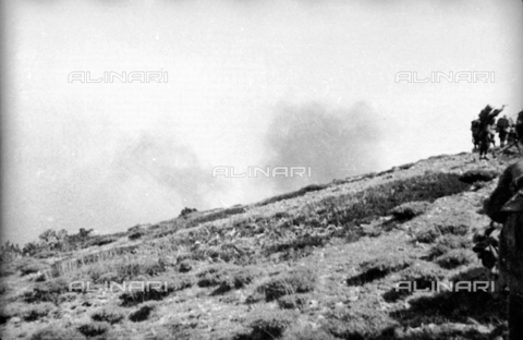 UAQ-S-000061-0090 - Spanish Civil War 1936-1939: Soldiers during an enemy offensive - Date of photography: 1937-1939 - Alinari Archives, Florence