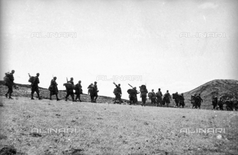 UAQ-S-000061-0095 - Spanish Civil War 1936-1939: Column of soldiers marching at Sierra de Javalambre in Teruel - Date of photography: 09/1938 - Alinari Archives, Florence