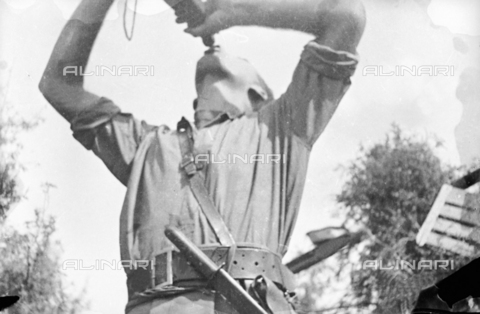 UAQ-S-000061-0101 - Spanish Civil War 1936-1939: Soldier while drinking from the bottle at the front of Valencia - Date of photography: 07/1938 - Alinari Archives, Florence