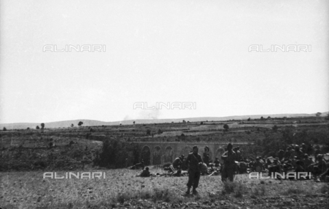 UAQ-S-000061-0124 - Spanish Civil War 1936-1939: Soldiers stop at Sierra de Javalambre in Teruel - Date of photography: 09/1938 - Alinari Archives, Florence