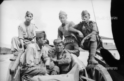 UAQ-S-000061-0135 - Spanish Civil War 1936-1939: Italian soldiers portrait in a chariot - Date of photography: 1937-1939 - Alinari Archives, Florence